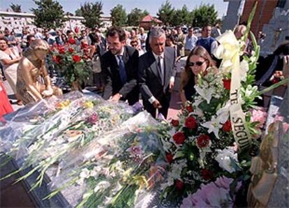 Carlos Iturgaiz, Javier Arenas y Encarna, viuda de Manuel Indiano, en el Cementerio Sur de Madrid.