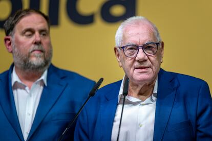 El candidato de ERC a la Alcaldía de Barcelona, Ernest Maragall, durante el seguimiento de la jornada electoral, junto al presidente de la formación, Oriol Junqueras.