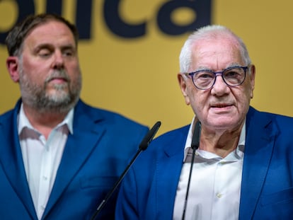 El candidato de ERC a la Alcaldía de Barcelona, Ernest Maragall, durante el seguimiento de la jornada electoral, junto al presidente de la formación, Oriol Junqueras.