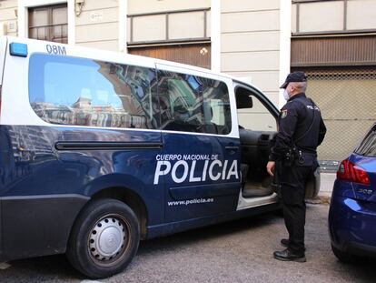 Imagen de archivo de un furgón policial en Valencia.