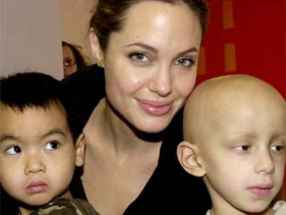 Angelina Jolie y Maddox, con un paciente del Hospital Americano de Beirut.