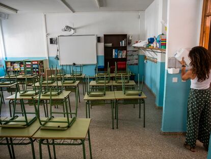 24/08/20. Preparación ante el inicio de clases con medidas para evitar los contagios por la COVID en un colegio público de MAdrid. CARLOS ROSILLO