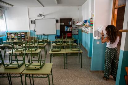 Preparación de las aulas en un colegio público de Madrid ante el inicio de clases, el pasado septiembre.