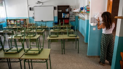 Preparación de las aulas en un colegio público de Madrid ante el inicio de clases, el pasado septiembre.