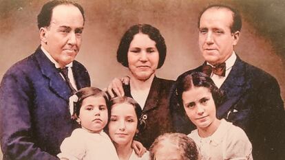 Imagen cedida por la Fundación Unicaja de Sevilla de los miembros de la familia Machado que se exiliaron, desde la izquierda, Antonio, Machado, Matea Monedero y su marido, José Machado, abajo, la madre los Machado, Ana Ruiz, rodeada de las tres hijas de Antonio y Matea: Eulalia, María y Carmen.