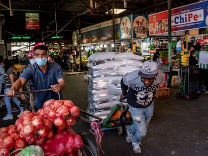 Trabajadores del mercado central de frutas y verduras La Vega en Santiago, Chile.