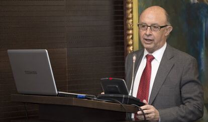 El ministro de Hacienda, Cristóbal Montoro, durante un foro organizado por la Cámara de Comercio de Sevilla, el 30 de noviembre de 2015.