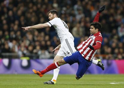  El centrocampista del Real Madrid Xabi Alonso (i) y el delantero del Atlético de Madrid Diego Costa, durante el partido de ida de las semifinales de la Copa de Rey disputado esta noche en el estadio Santiago Bernabéu. 