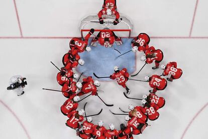 El equipo de Suiza se apiña antes del partido del grupo A de la ronda preliminar femenina de la competición de hockey sobre hielo de los Juegos Olímpicos de Invierno de Beijing 2022 entre Suiza y Finlandia.