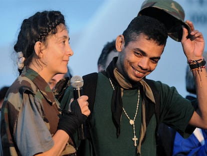 Ingrid Betancourt y el cabo William Pérez hablan ante la prensa en Bogotá tras ser rescatados por el Ejército.