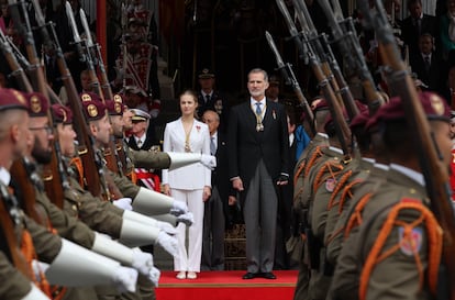 El Rey y la Princesa de Asturias, en el desfile militar en la carrera de los Jerónimos de Madrid, tras el acto de jura de la Constitución con motivo del 18º cumpleaños de Leonor de Borbón en el Congreso de los Diputados, el 31 de octubre de 2023. Felipe VI lo hizo el 30 de enero de 1986. 