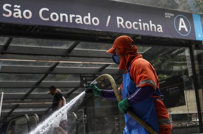 Funcionário limpa estação de metrô e ruas na Rocinha, no Rio.