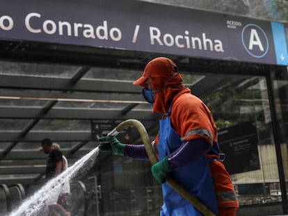 Funcionário limpa estação de metrô e ruas na Rocinha, no Rio.