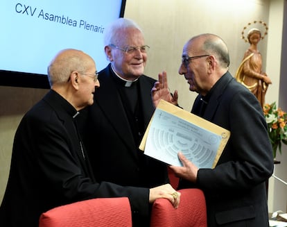 A la izquierda, el presidente de la Conferencia Episcopal Española, Ricardo Blázquez. En el centro, el Cardenal Carlos Amigo, emérito de Sevilla; y a la derecha, el cardenal Juan José Omella, durante la inauguración de la asamblea plenaria en Madrid.