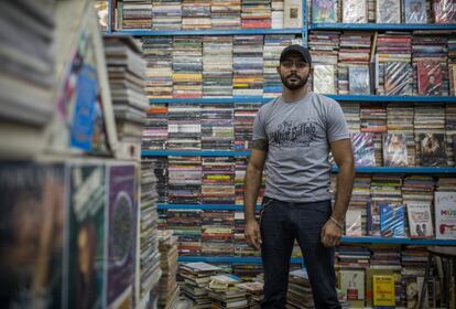 Anthony Cavalcante, dono de uma loja de livros, revistas e vinis no Mercado de Guaianases há dez anos, já foi em duas manifestações pelo impeachment na avenida Paulista. Embora queira a destituição de Dilma Rousseff, ele não acredita que ela seja corrupta. "Ela foi usada como laranja". Ele explica que não irá às ruas neste domingo porque trabalha, mas conhece muita gente da região de Guaianases que vai. "O povo tem que tomar consciência de que ele faz diferença", diz. Embora tenha votado em Dilma em 2010, afirma estar decepcionado. "Eu não votaria em Lula em 2018. Acho que ele perdeu toda credibilidade". Embora ele seja favorável ao impeachment, acha que isso não vai acontecer. "No Brasil, a única coisa que pune alguém é você não pagar pensão. Aí você é preso. O resto, eu só acredito vendo".