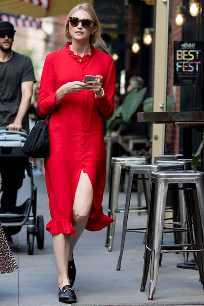 Gafas de leopardo, vestido midi de un potente color rojo (tono de la temporada) de H&M, bolso-limosnera y mocasines de Gucci. No se necesita nada más para lograr el look perfecto.