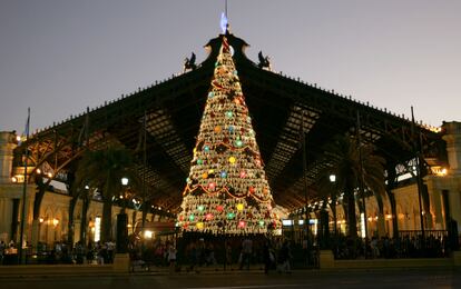 Un árbol de navidad en la estación central de trenes de Santiago, en una imagen de archivo.