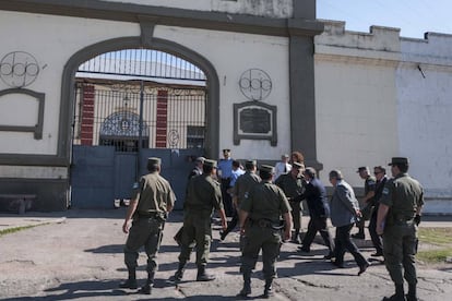 Puerta de entrada del penal de Villa Urquiza en San Miguel de Tucumán.