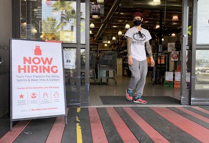 Un cartel anuncia, el pasado viernes, nuevas contrataciones en una tienda de vino en Larkspur (California).