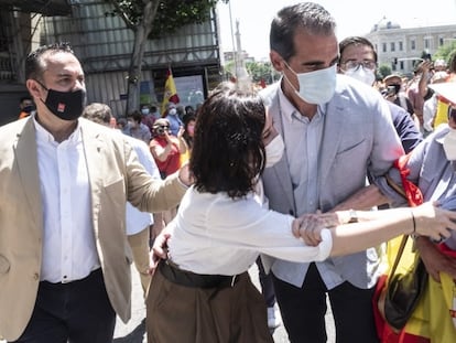 Una mujer saluda a la presidenta de la Comunidad de Madrid, Isabel Díaz Ayuso, durante la protesta en la plaza de Colón.