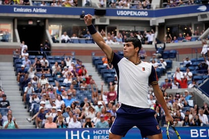 Alcaraz celebra un punto durante el partido contra Tsitsipas en la Arthur Ashe de Nueva York.