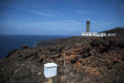 Ao fundo, o farol de Orchilla. Em primeiro plano, um monolito e uma cruz lembram a Carmelo Heredia Olmos, primeiro torrero do farol. É o ponto mais ocidental de Espanha, e o local onde se estabeleceu o meridiano zero até que se mudasse pela cidade de Greenwich no final do 1800.