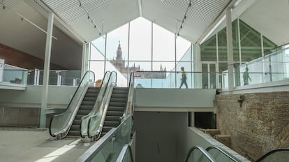 Escaleras mecánicas entre la entreplanta y la planta alta del edificio.