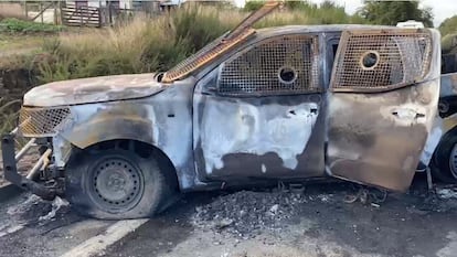 Captura de pantalla de un video cedido por Carabineros de Chile que muestra los peritajes a vehículo policial que resultó quemado, donde fueron emboscados y asesinado tres Carabineros.