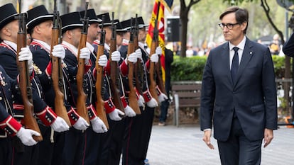 El president de la Generalitat de Cataluña, Salvador Illa, pasa revista a la guardia de honor mientras encabeza la ofrenda floral del Govern ante el monumento a Rafael Casanova.