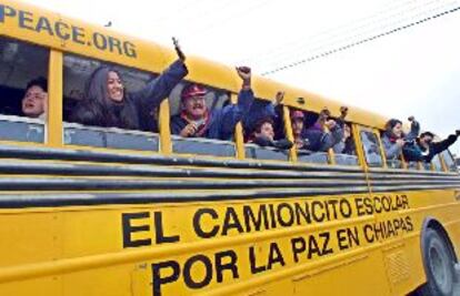 Un grupo de simpatizantes zapatistas parte de San Cristóbal de las Casas.