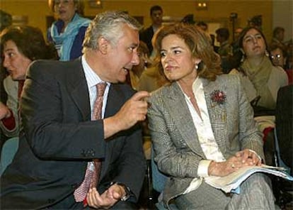 El vicepresidente segundo del Gobierno y número uno al Congreso por Sevilla, Javier Arenas, y la consejera de Asuntos Sociales del Ayuntamiento de Madrid, Ana Botella, charlan durante el acto electoral que el Partido Popular ha celebrado en Sevilla.