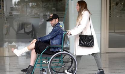 El expiloto Fonsi Nieto abandonando el hospital el pasado 17 de enero tras su novena intervención. 