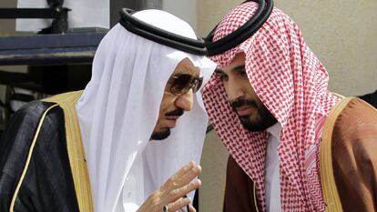 Foto de mayo de 2012 del rey Salman (izquierda) con su hijo Mohammed  en Riad.