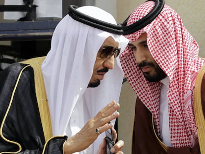 Foto de mayo de 2012 del rey Salman (izquierda) con su hijo Mohammed  en Riad.