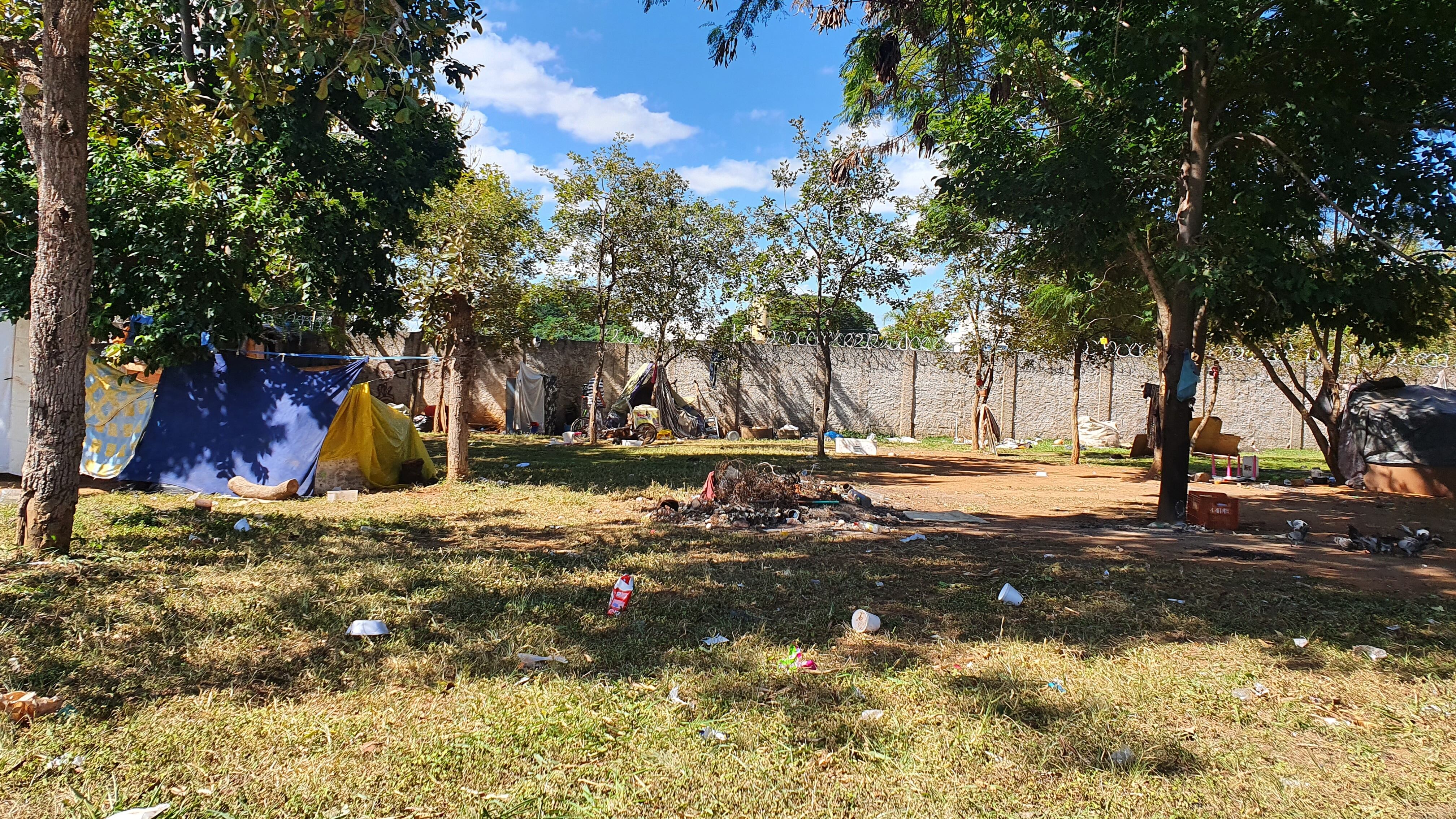 Zona donde viven personas sin hogar en el ala norte, en Brasilia.Entre ellos, el albañil Josimar Moraes.