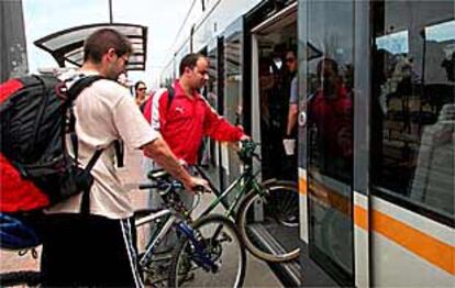 A partir de ayer, está permitido viajar en el metro de Valencia con bicicleta, aunque el acceso estará limitado por los empleados en función de la seguridad y de la ocupación.