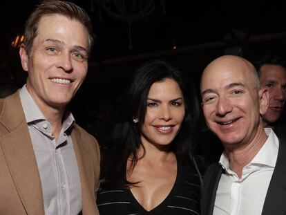 Patrick Whitesell, Lauren Sanchez y Jeff Bezos, en un estreno en diciembre de 2016.