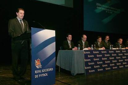 Miguel Fuentes, presidente de la Real, en primer término, ayer en la junta de accionista del club.