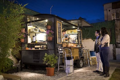 Unos 80 &#039;food trucks&#039; operan en las calles de la capital de Ecuador sin estar regulados. 