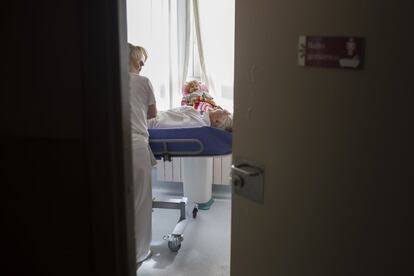 En la imagen, el baño geriátrico del centro. Al lado de una de los residentes, una muñeca. Es una forma de alentar a quienes viven en el centro a participar en actividades como ducharse, salir a dar un paseo o comer.