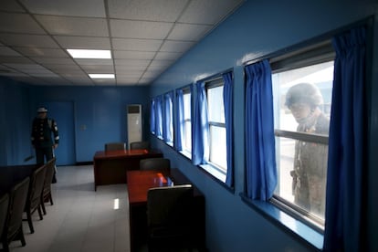 Un soldado de Corea del Norte se asoma a la sala de conferencias del edificio de la Comisión de Armisticio Militar de Naciones Unidas, en Panmunjom (Corea del Sur).