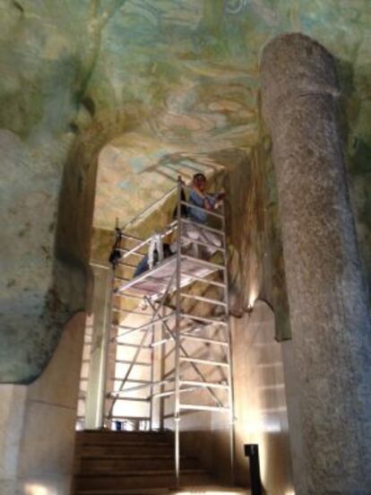 Restauración de las pinturas del vestíbulo de La Pedrera de Barcelona, que se podrán visitar durante estos tres días.