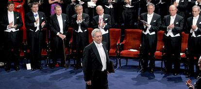 Mario Vargas Llosa, tras recibir su medalla y diploma que lo reconocen como Premio Nobel de Literatura 2010.