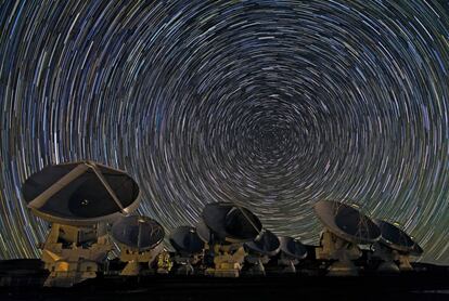 Un rayo de luz que llega a la tierra desde un lejano cuásar atraviesa numerosas nubes intermedias de gas presentes en las galaxias y en el espacio intergaláctico. Estas nubes de hidrógeno primigenio extraen determinados colores del rayo. El “espectro de absorción” resultante, registrado por el Espectrógrafo de Imágenes del Telescopio Espacial Hubble (STIS), se utiliza para establecer la distancia y la composición química de esas nubes invisibles. En la imagen, la emisión del carbono ionizado de una galaxia tomada con el telescopio ALMA (Chile). Estos datos revelan y explican las regiones de formación de las estrellas en el interior de las jóvenes galaxias nacientes.