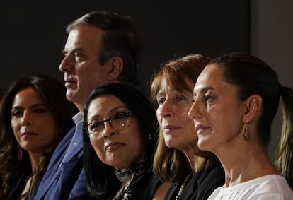 Claudia Sheinbaum al lado de Tatiana Clouthier, en febrero.