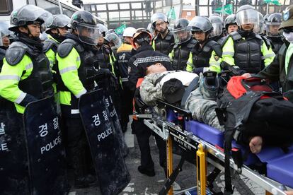 Un herido es trasladado por los servicios de emergencias tras las protestas en Seúl.