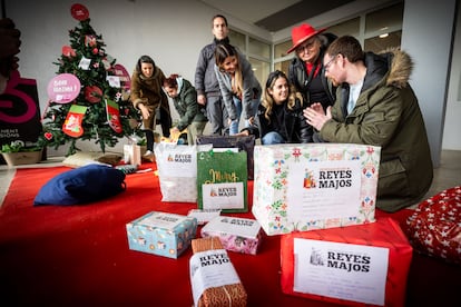 Entrega de regalos en una pasada edición de la iniciativa Reyes Majos en Barcelona, en una imagen cedida por la organización.