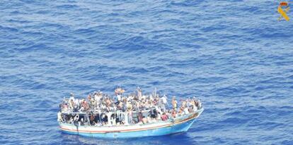 En la embarcación viajaban 400 personas.