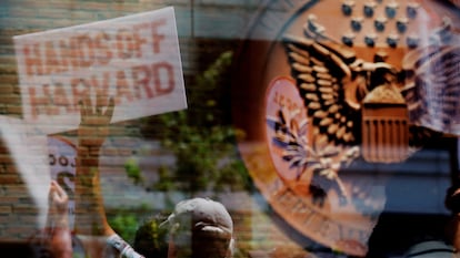 Manifestación en favor de la Universidad de Harvard frente a la sede del tribunal que ha visto su caso en Boston, en julio.