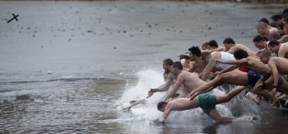 Un grupo de hombres saltando en las aguas de un lago, en un intento de agarrar una cruz de madera durante la celebración de la Epifanía, en Sofía (Bulgaria), el 6 de enero 2013.